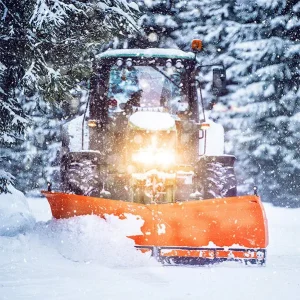 snøbrøyting i skumringen